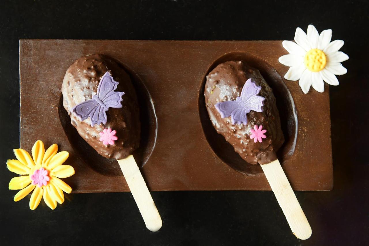 فندق راديسون بلو غواهاتي غاواهاتي المظهر الخارجي الصورة Chocolate-covered marzipan