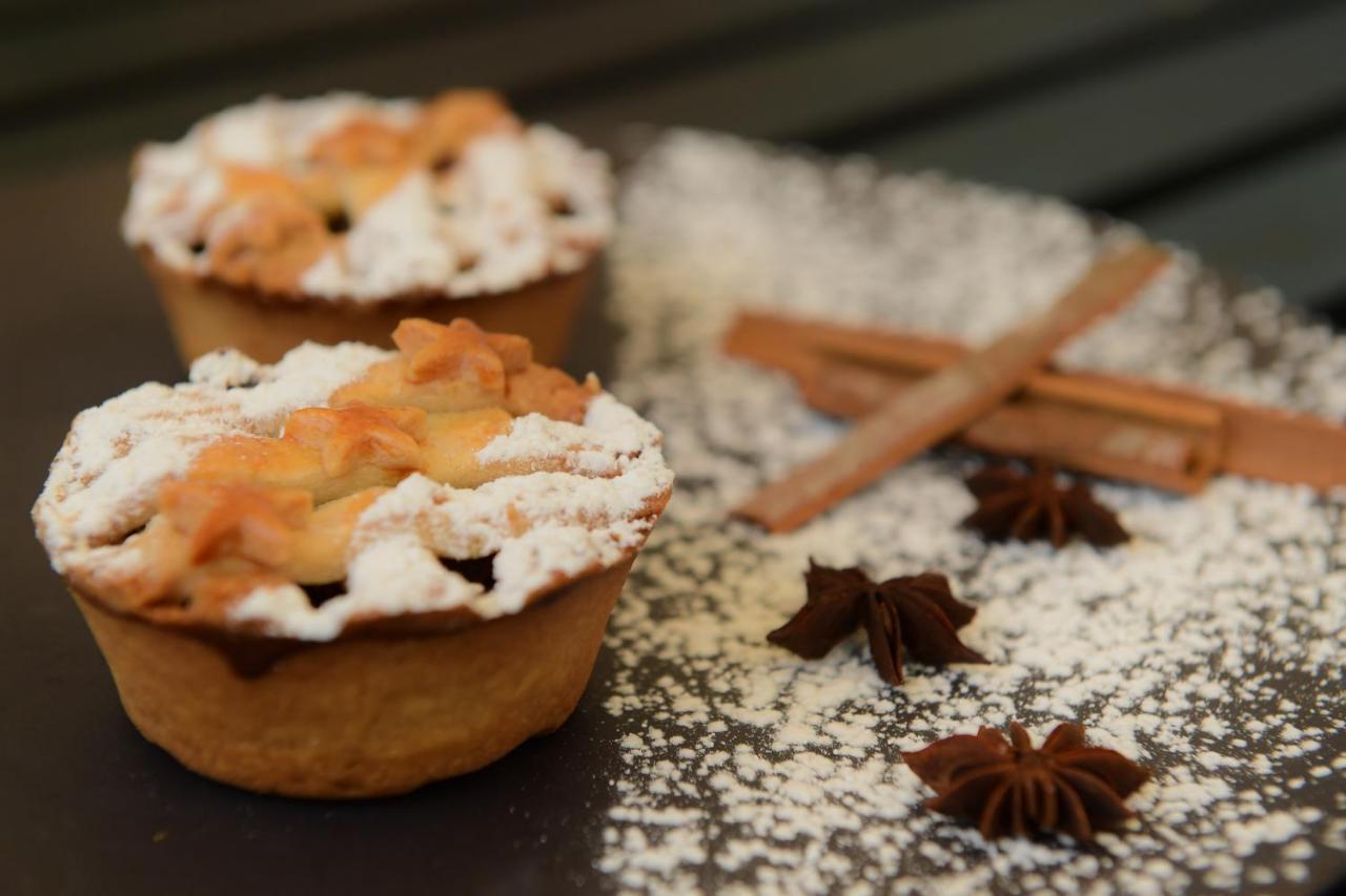 فندق راديسون بلو غواهاتي غاواهاتي المظهر الخارجي الصورة A traditional Dutch apple pie