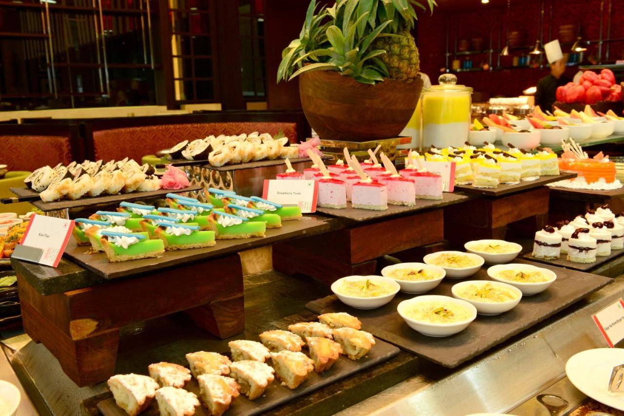 فندق راديسون بلو غواهاتي غاواهاتي المظهر الخارجي الصورة A dessert buffet