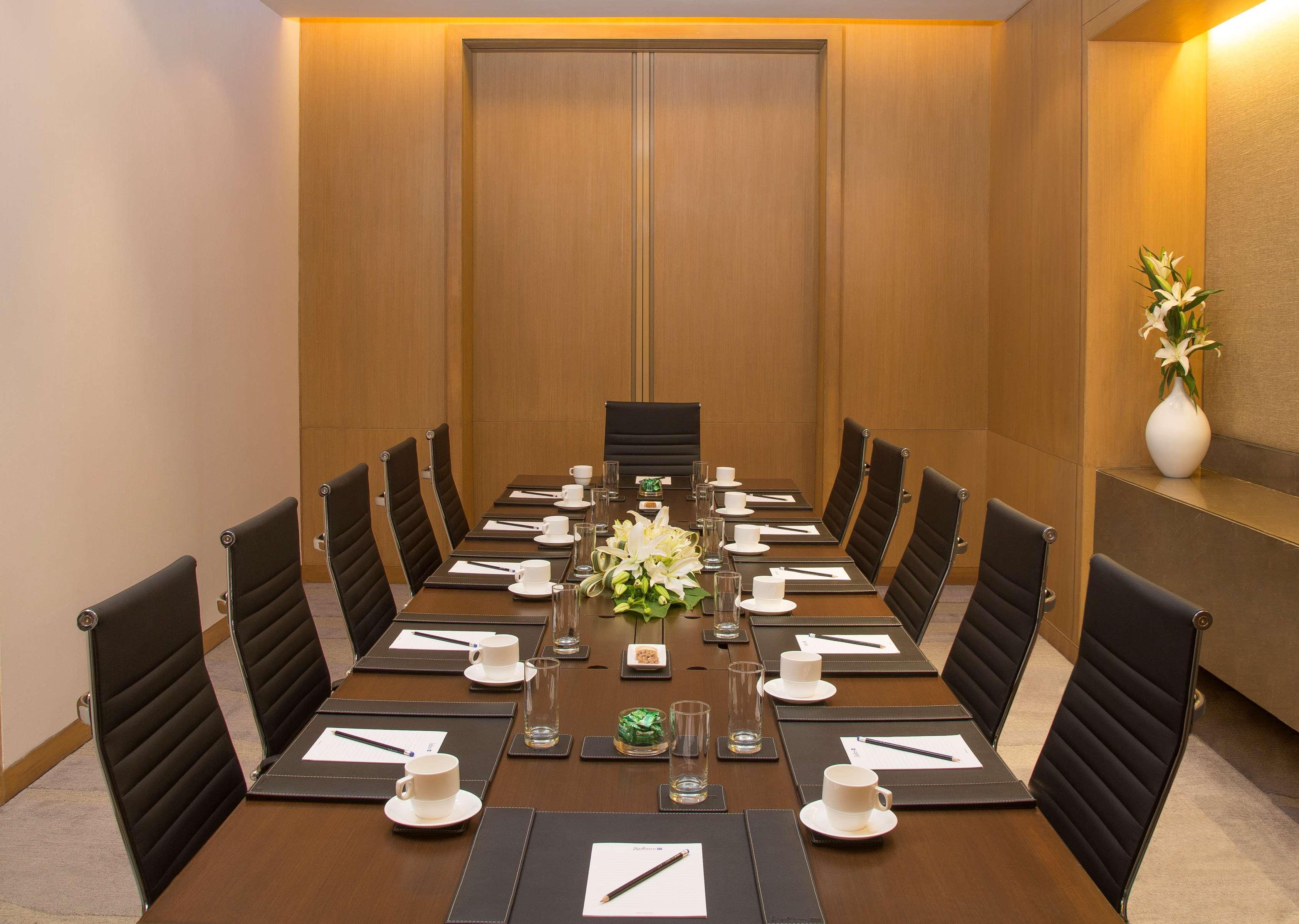 فندق راديسون بلو غواهاتي غاواهاتي المظهر الخارجي الصورة Boardroom at the Park, New Delhi