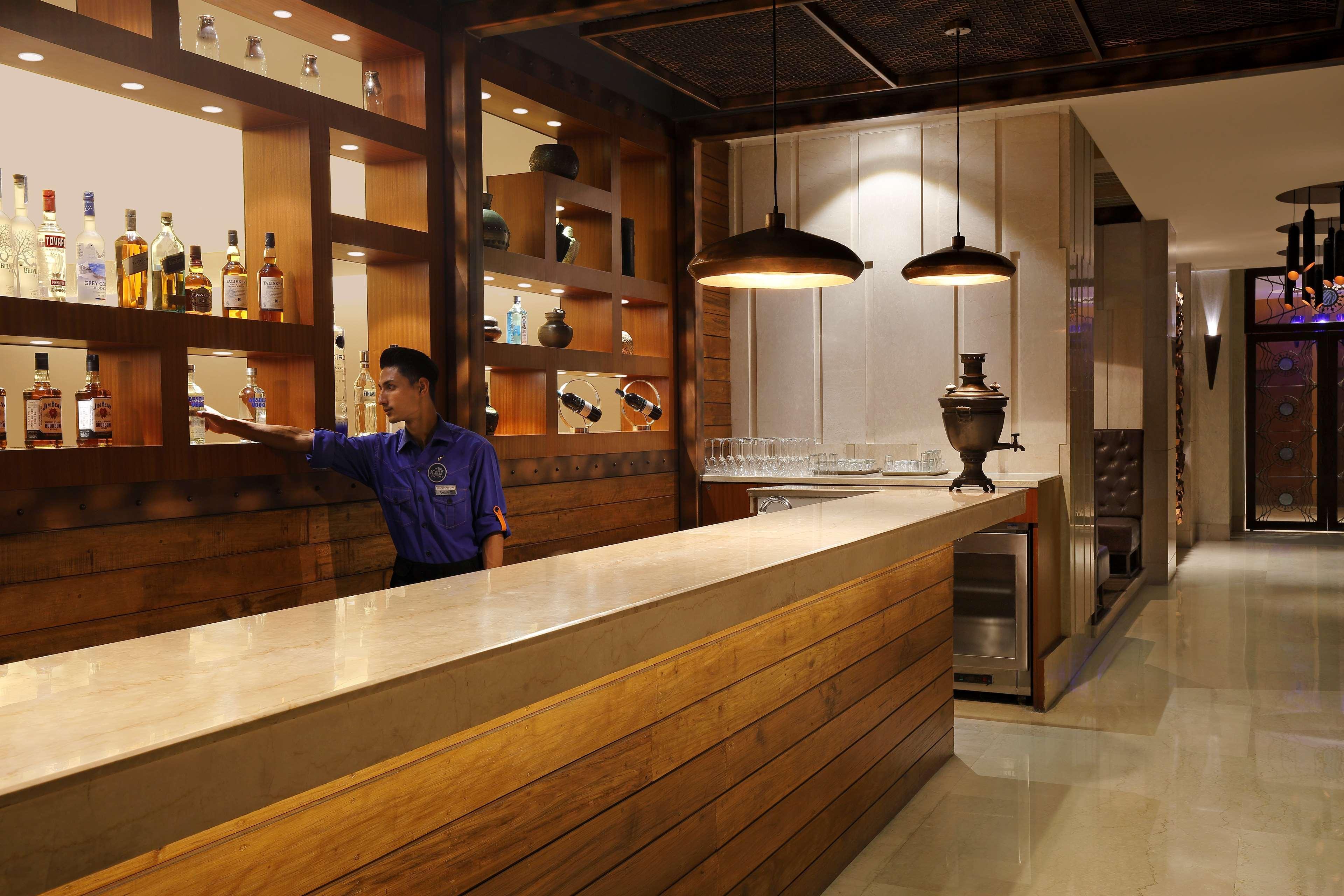 فندق راديسون بلو غواهاتي غاواهاتي المظهر الخارجي الصورة The bar at the lounge