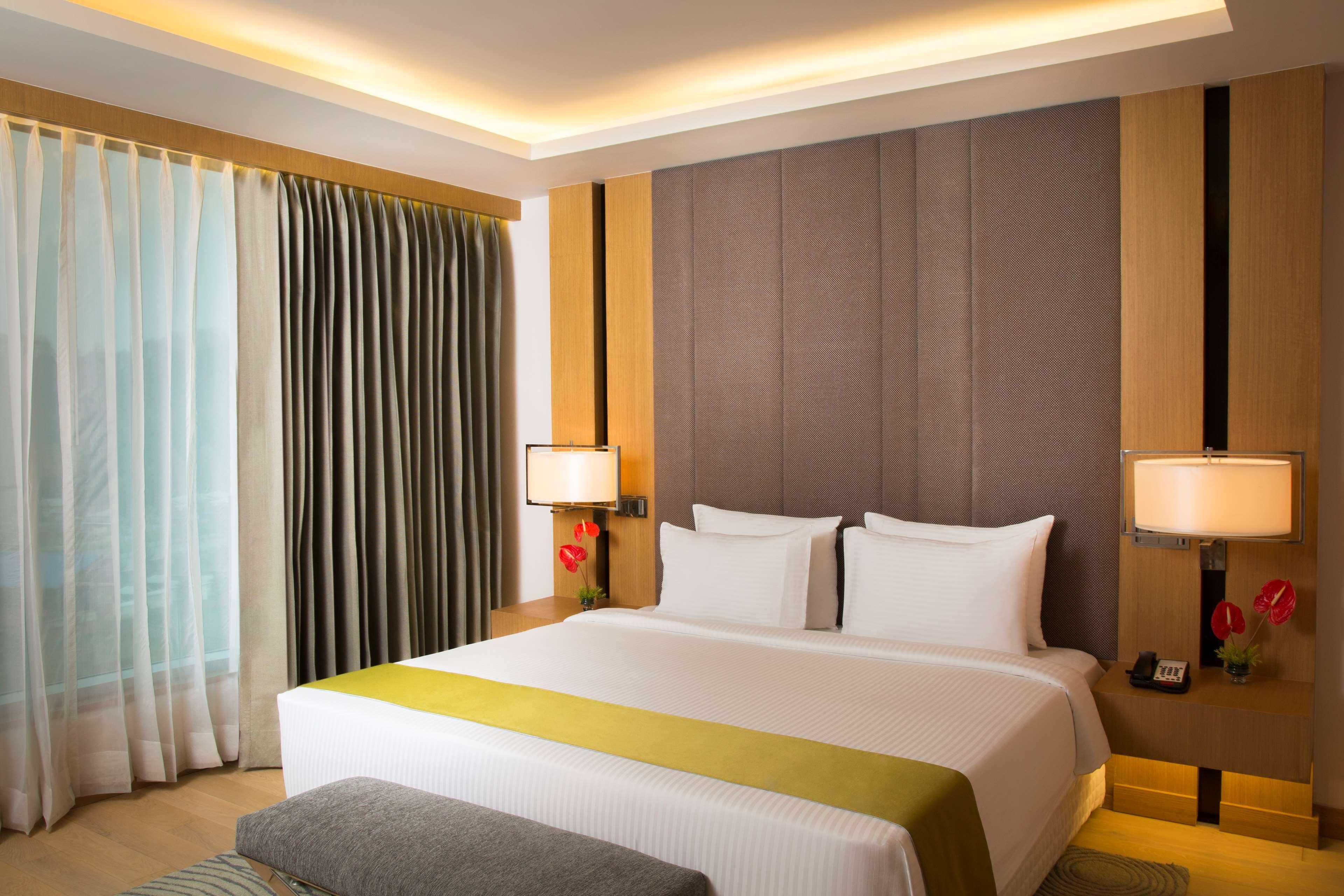 فندق راديسون بلو غواهاتي غاواهاتي المظهر الخارجي الصورة A bedroom at the hotel