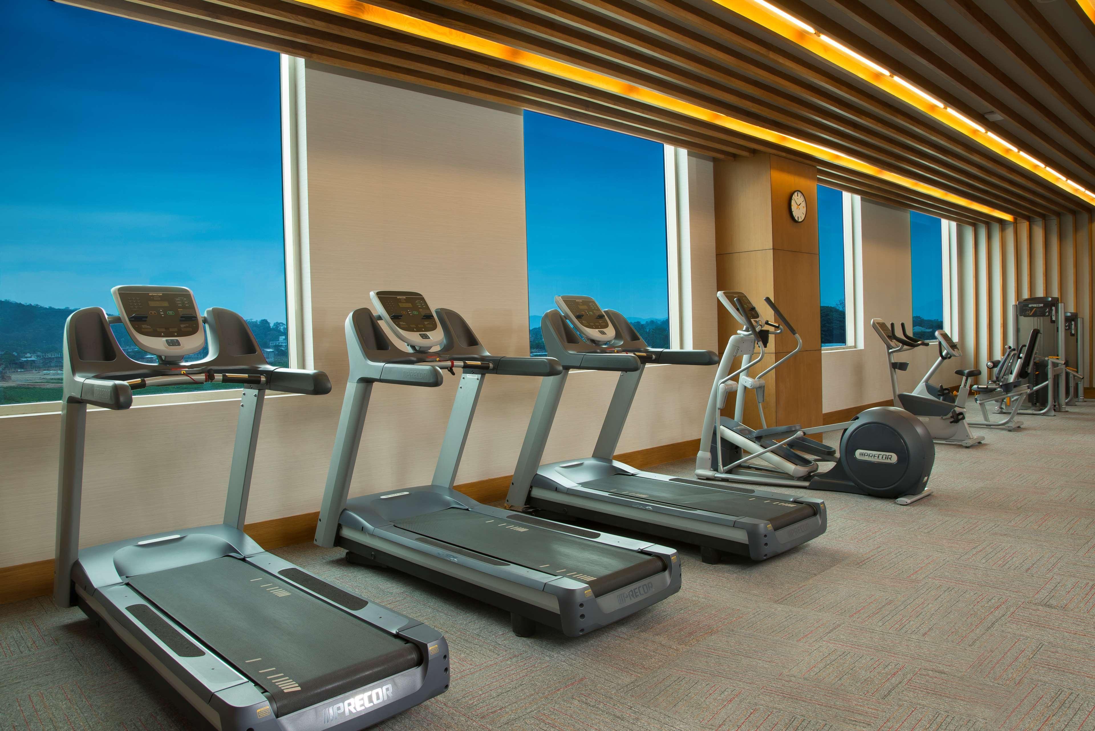 فندق راديسون بلو غواهاتي غاواهاتي المظهر الخارجي الصورة The gym at the hotel