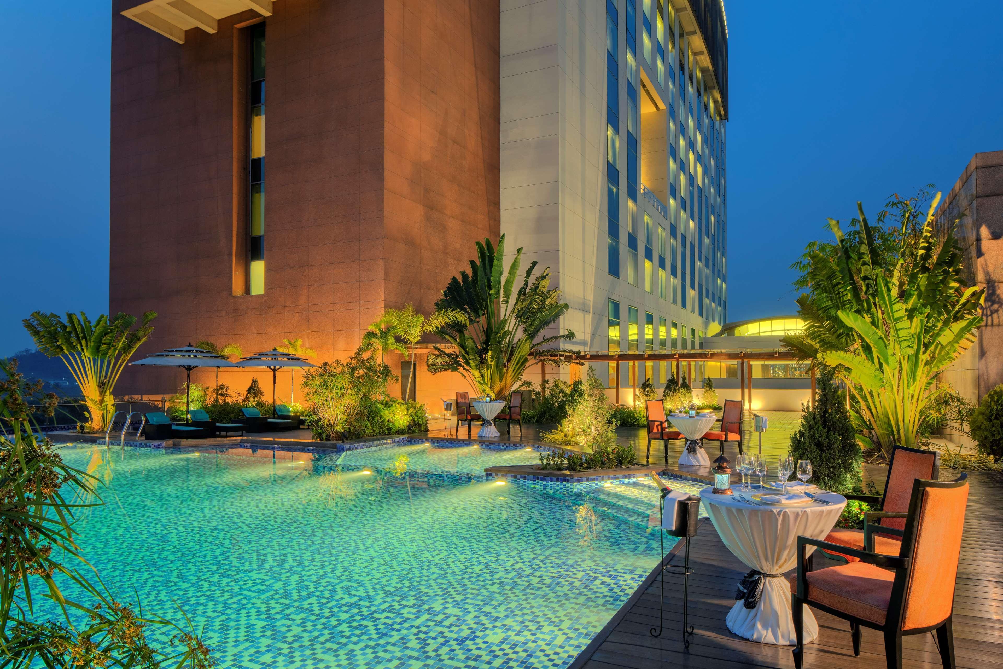فندق راديسون بلو غواهاتي غاواهاتي المظهر الخارجي الصورة The pool at the hotel