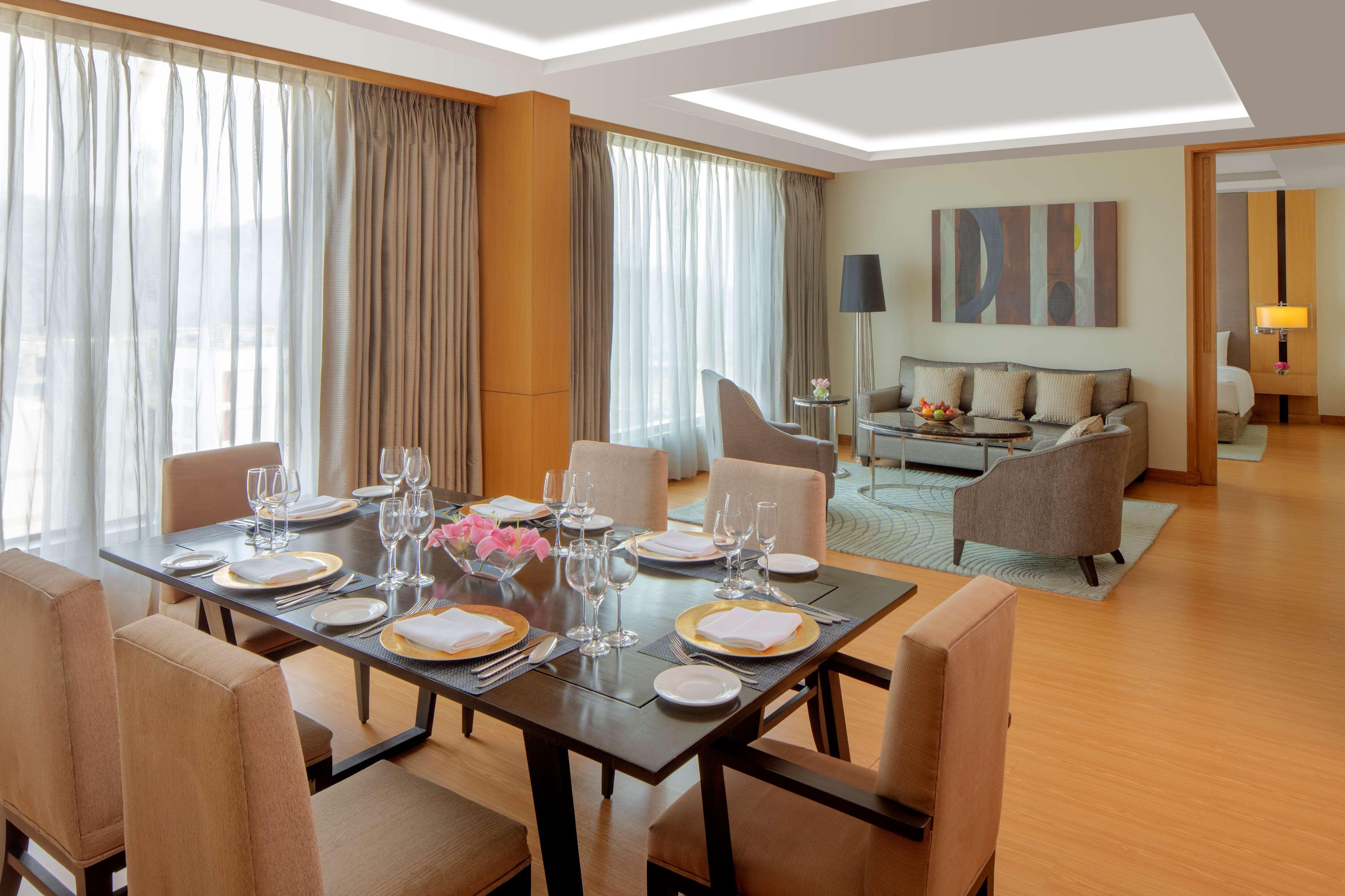 فندق راديسون بلو غواهاتي غاواهاتي المظهر الخارجي الصورة A suite at the hotel
