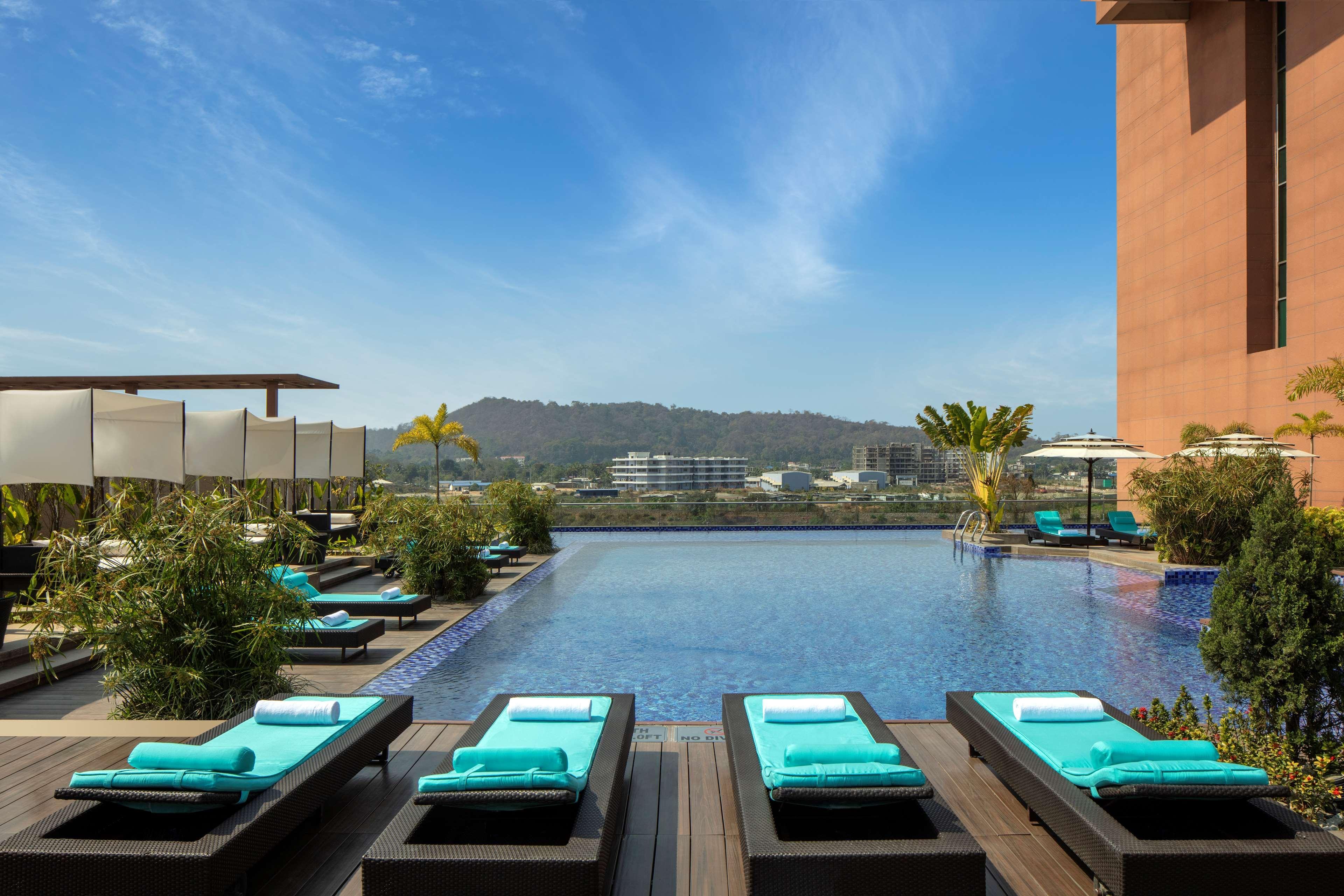 فندق راديسون بلو غواهاتي غاواهاتي المظهر الخارجي الصورة The pool at the hotel