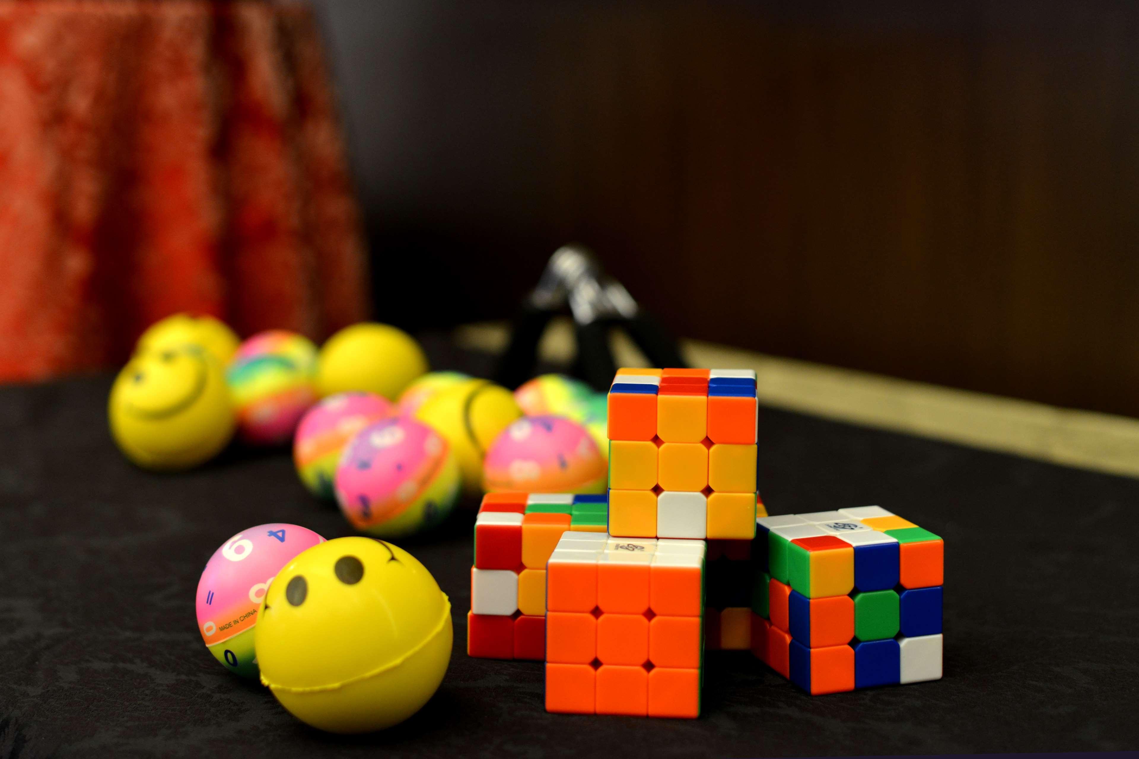 فندق راديسون بلو غواهاتي غاواهاتي المظهر الخارجي الصورة A variety of speedcubes