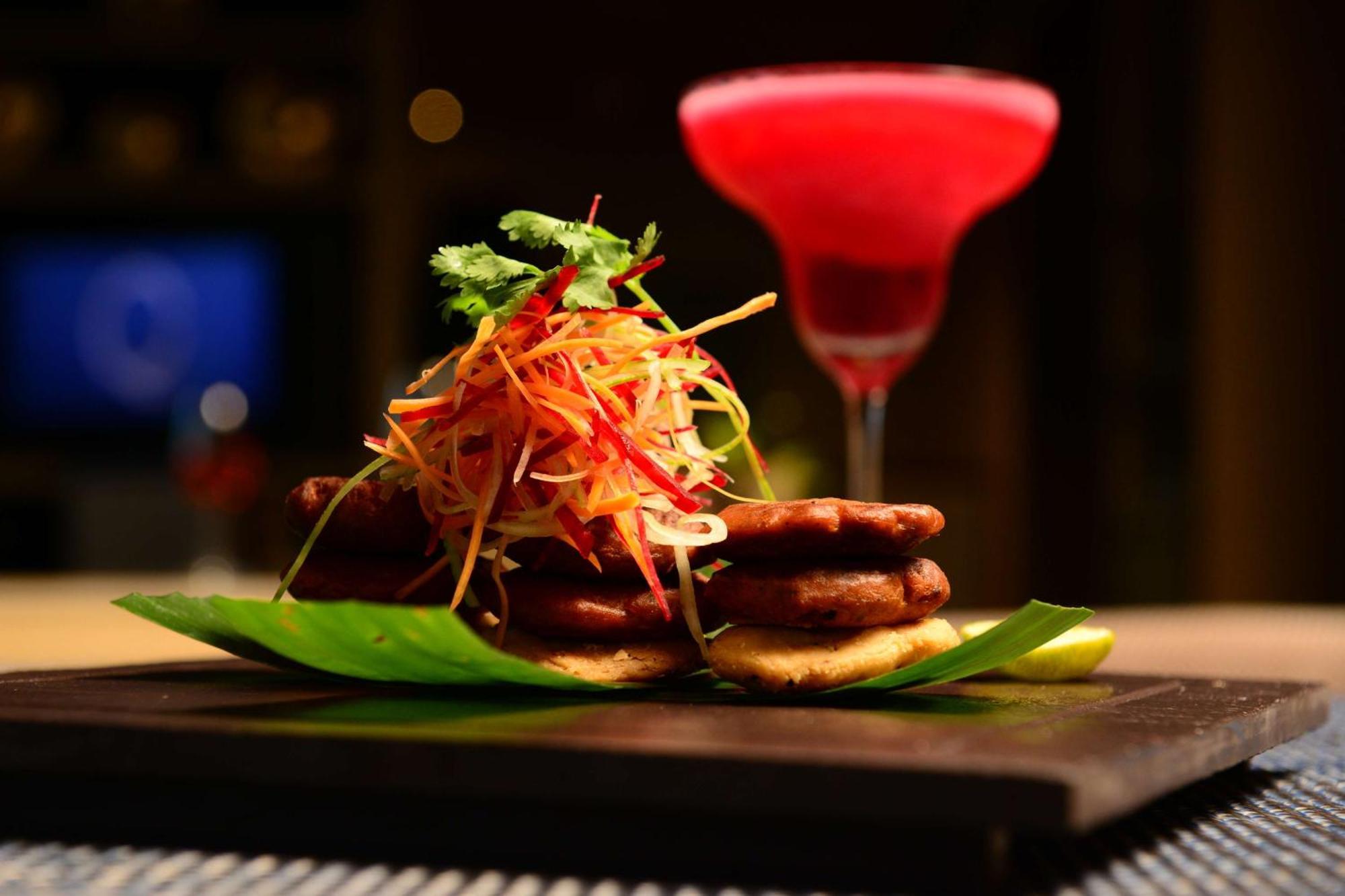 فندق راديسون بلو غواهاتي غاواهاتي المظهر الخارجي الصورة A cocktail and a snack