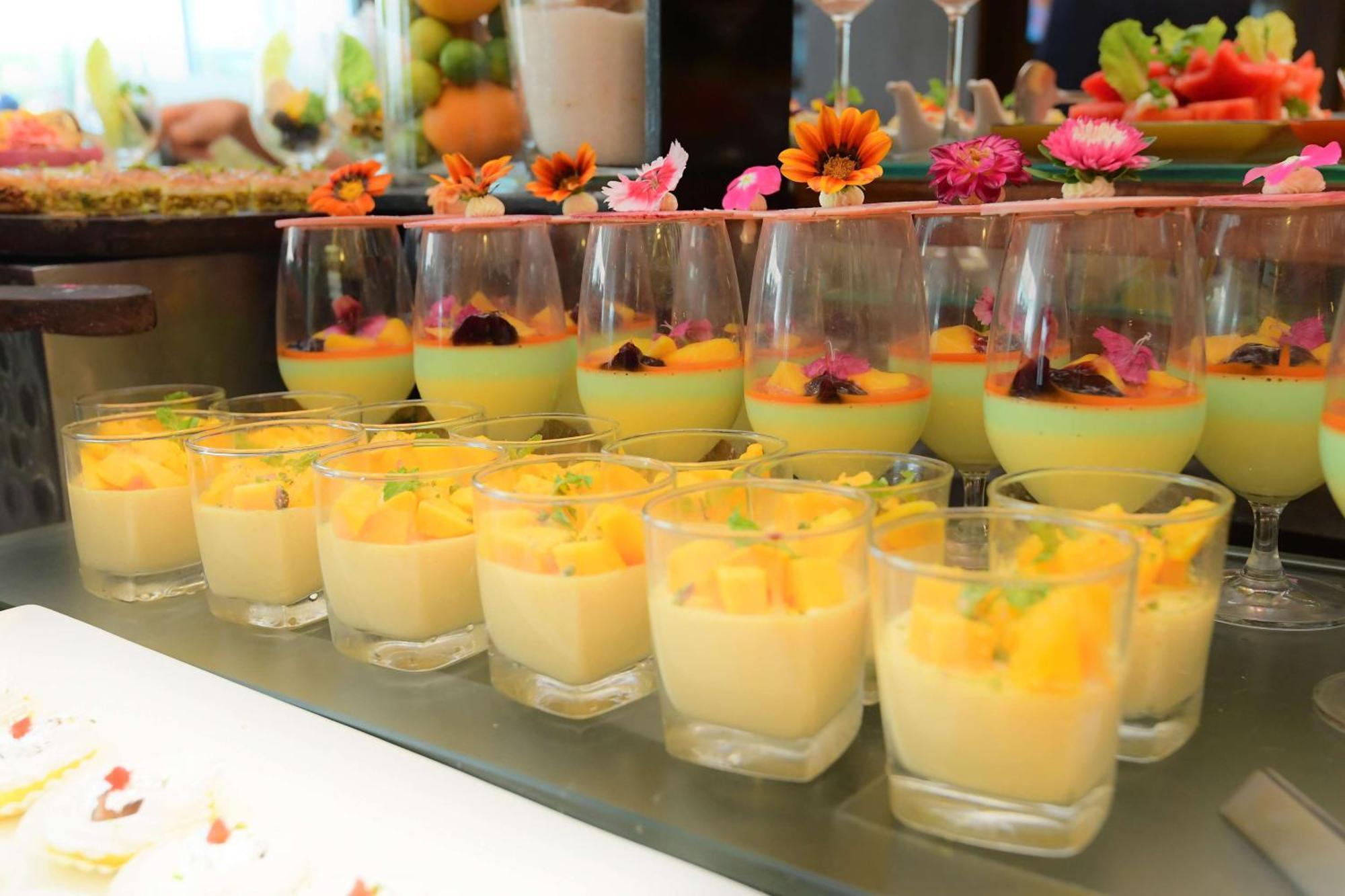 فندق راديسون بلو غواهاتي غاواهاتي المظهر الخارجي الصورة Mango pudding