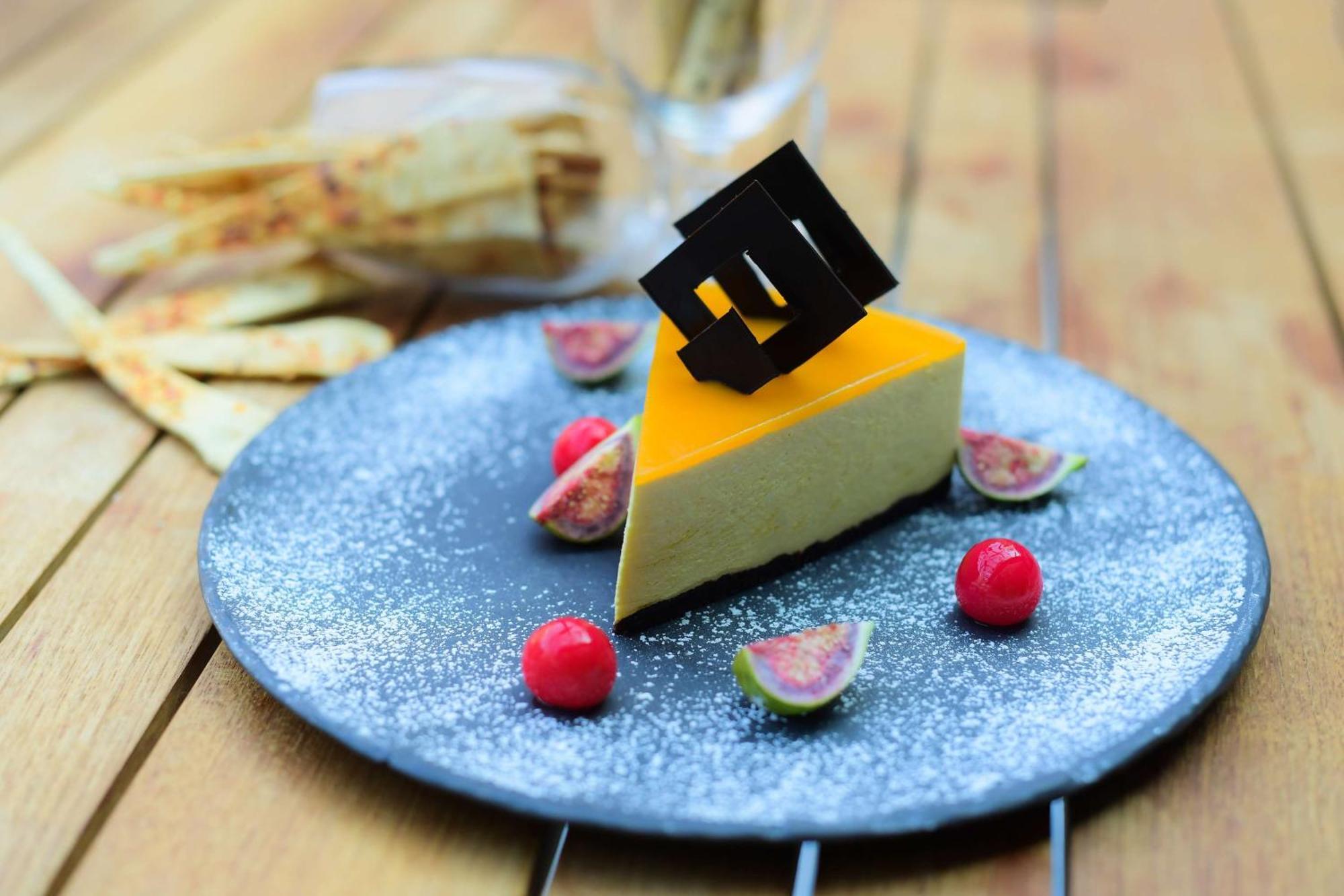 فندق راديسون بلو غواهاتي غاواهاتي المظهر الخارجي الصورة A slice of mango cheesecake