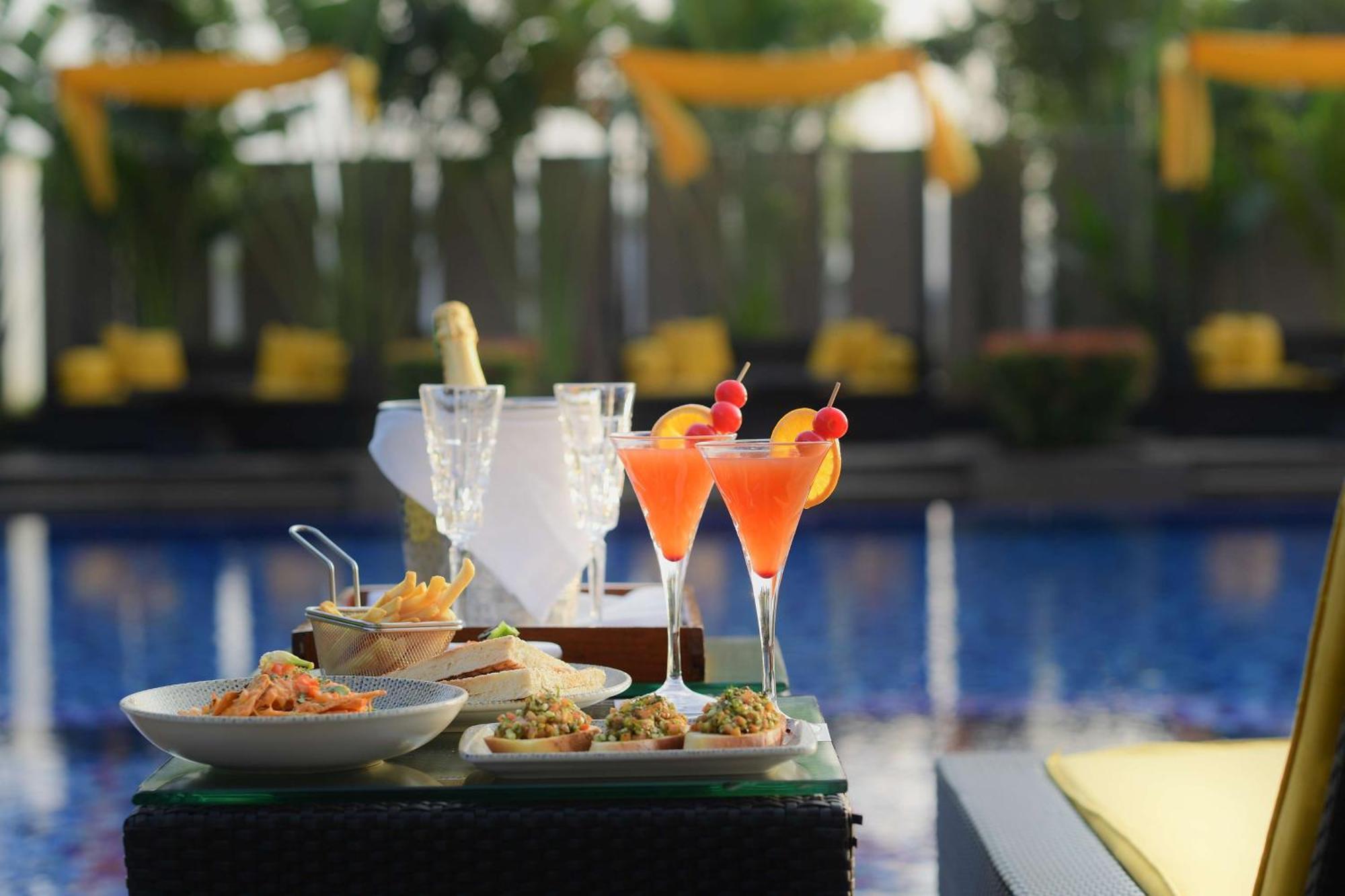 فندق راديسون بلو غواهاتي غاواهاتي المظهر الخارجي الصورة Cocktails at the bar