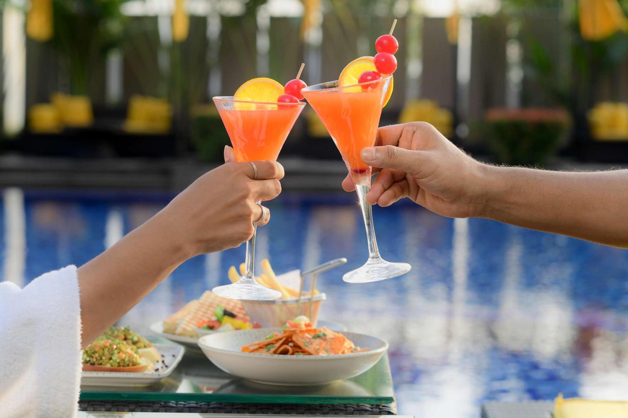 فندق راديسون بلو غواهاتي غاواهاتي المظهر الخارجي الصورة A couple toasting with cocktails